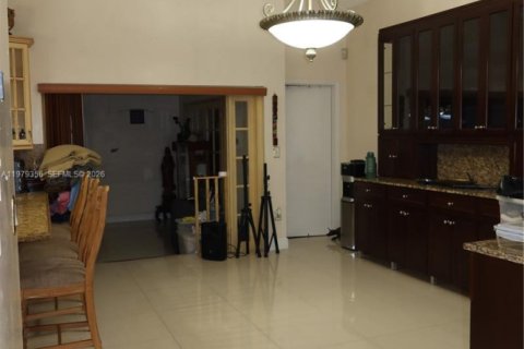 House in Miami, Florida 3 bedrooms, 179.67 sq.m. № 2046045 - photo 23