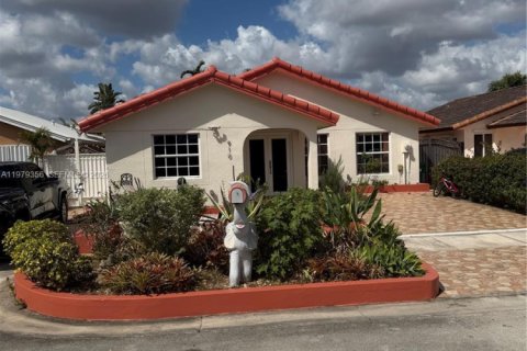 House in Miami, Florida 3 bedrooms, 179.67 sq.m. № 2046045 - photo 3