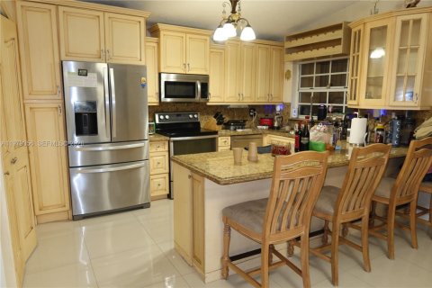 House in Miami, Florida 3 bedrooms, 179.67 sq.m. № 2046045 - photo 17