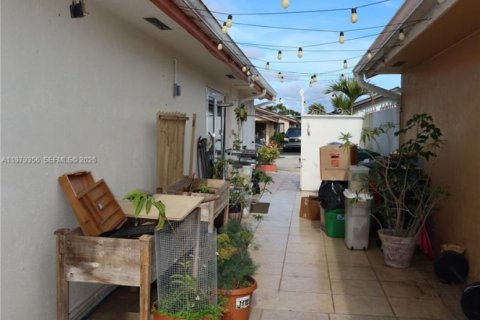 House in Miami, Florida 3 bedrooms, 179.67 sq.m. № 2046045 - photo 11