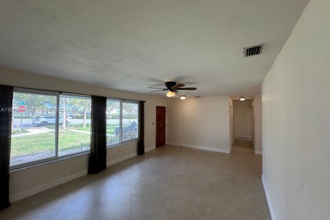Casa en alquiler en Cutler Bay, Florida, 3 dormitorios, 154.96 m2 № 1992072 - foto 5