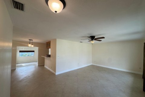 Casa en alquiler en Cutler Bay, Florida, 3 dormitorios, 154.96 m2 № 1992072 - foto 3