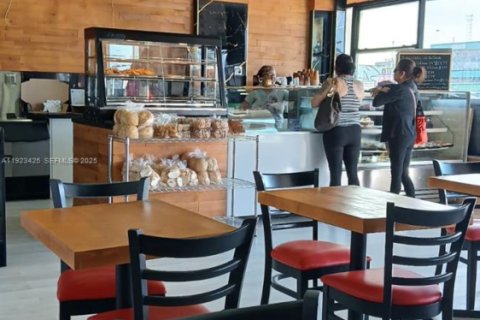 Купить коммерческую недвижимость в Хайалиа, Флорида № 1983705 - фото 3