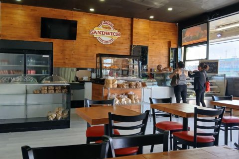 Купить коммерческую недвижимость в Хайалиа, Флорида № 1983705 - фото 2