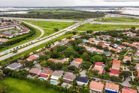 Casa en venta en Miami, Florida, 5 dormitorios, 253.44 m2 № 1330955 - foto 12