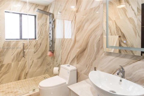 Casa en venta en Miami, Florida, 5 dormitorios, 253.44 m2 № 1330955 - foto 22