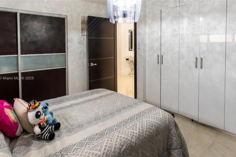 Casa en venta en Miami, Florida, 5 dormitorios, 253.44 m2 № 1330955 - foto 21