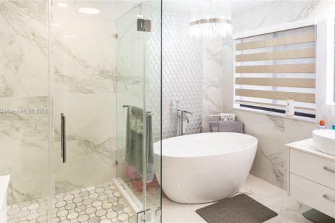 Casa en venta en Miami, Florida, 5 dormitorios, 253.44 m2 № 1330955 - foto 3