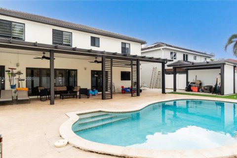 Casa en venta en Miami, Florida, 5 dormitorios, 253.44 m2 № 1330955 - foto 11