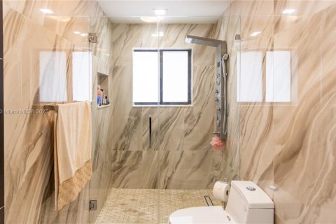 Casa en venta en Miami, Florida, 5 dormitorios, 253.44 m2 № 1330955 - foto 23