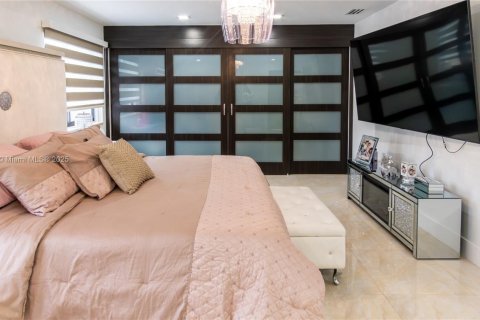 Casa en venta en Miami, Florida, 5 dormitorios, 253.44 m2 № 1330955 - foto 25