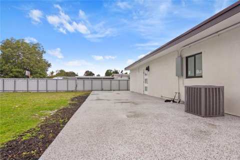 Villa ou maison à vendre à Miami, Floride: 3 chambres, 158.68 m2 № 2076037 - photo 19