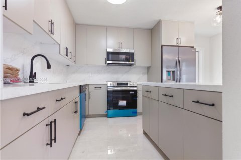 Villa ou maison à vendre à Miami, Floride: 3 chambres, 158.68 m2 № 2076037 - photo 6