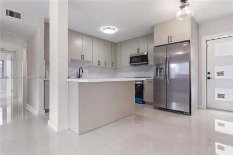 Villa ou maison à vendre à Miami, Floride: 3 chambres, 158.68 m2 № 2076037 - photo 7