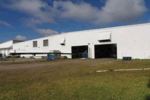 Propiedad comercial en venta en Clewiston, Florida № 1973362 - foto 1