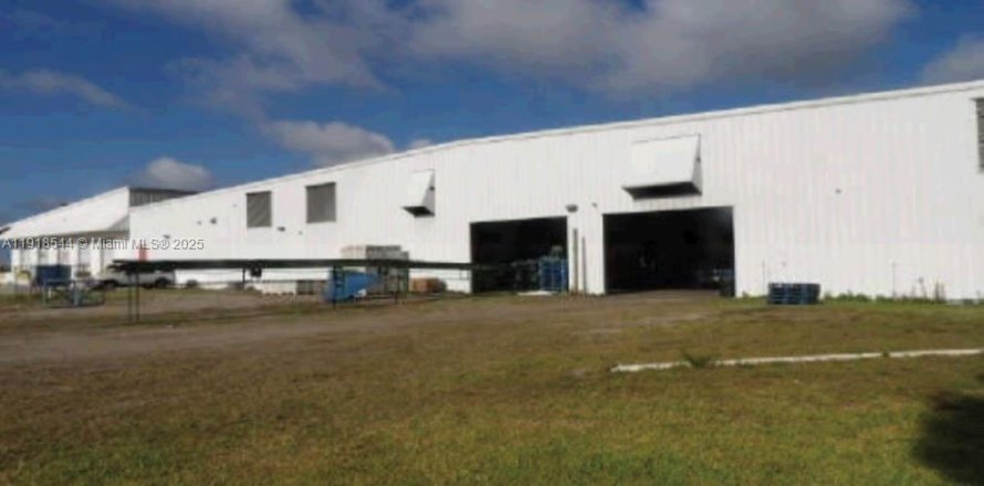 Propiedad comercial en Clewiston, Florida № 1973362