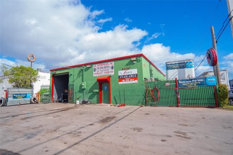 Купить коммерческую недвижимость в Майами, Флорида № 2035116 - фото 2