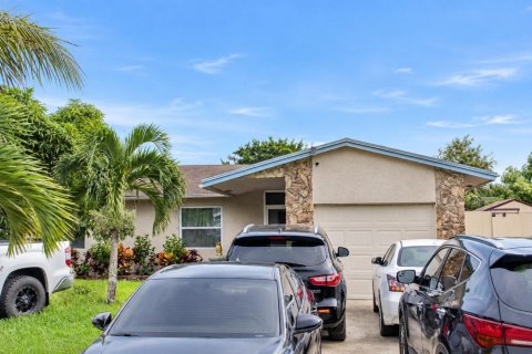 Casa en North Lauderdale, Florida 3 dormitorios, 113.25 m2 № 2359778