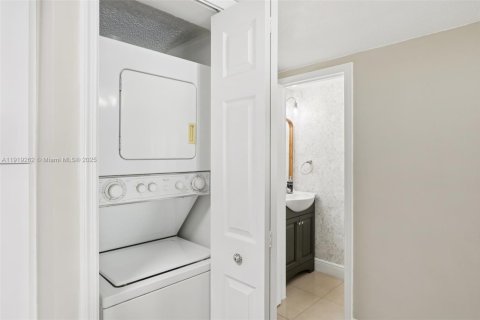 Villa ou maison à vendre à Miami, Floride: 2 chambres, 88.44 m2 № 1974182 - photo 13