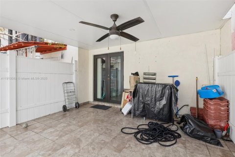 Villa ou maison à vendre à Miami, Floride: 2 chambres, 88.44 m2 № 1974182 - photo 26
