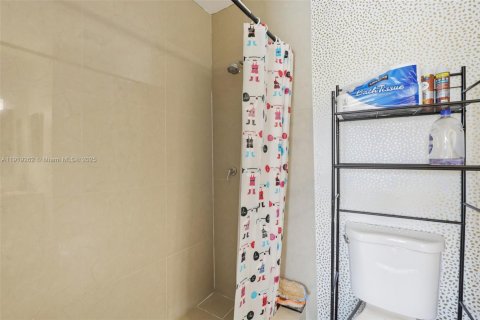 Villa ou maison à vendre à Miami, Floride: 2 chambres, 88.44 m2 № 1974182 - photo 24