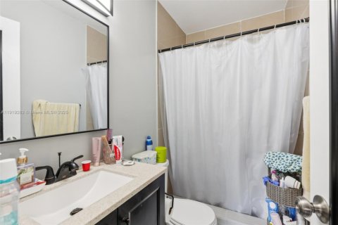 Villa ou maison à vendre à Miami, Floride: 2 chambres, 88.44 m2 № 1974182 - photo 14