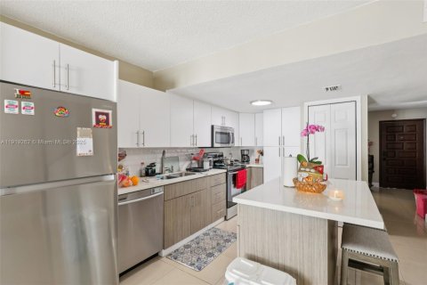 Villa ou maison à vendre à Miami, Floride: 2 chambres, 88.44 m2 № 1974182 - photo 12