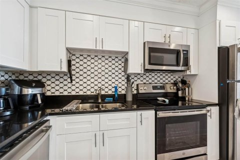 Condo in Saint Petersburg, Florida, 1 bedroom  № 2212136 - photo 16