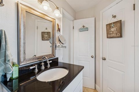 Condo in Saint Petersburg, Florida, 1 bedroom  № 2212136 - photo 22