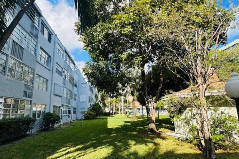 Copropriété à vendre à Hallandale Beach, Floride: 1 chambre, 62.99 m2 № 1985776 - photo 21