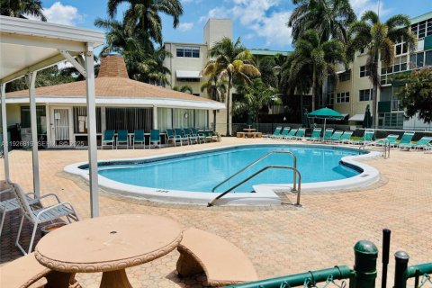 Copropriété à vendre à Hallandale Beach, Floride: 1 chambre, 62.99 m2 № 1985776 - photo 1