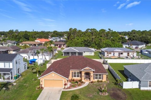House in Punta Gorda, Florida 4 bedrooms, 213.77 sq.m. № 1815541 - photo 3