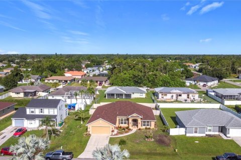 House in Punta Gorda, Florida 4 bedrooms, 213.77 sq.m. № 1815541 - photo 2