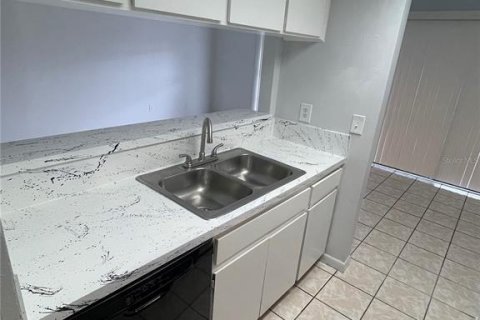 Townhouse in Tampa, Florida 2 bedrooms, 99.31 sq.m. № 1888555 - photo 3