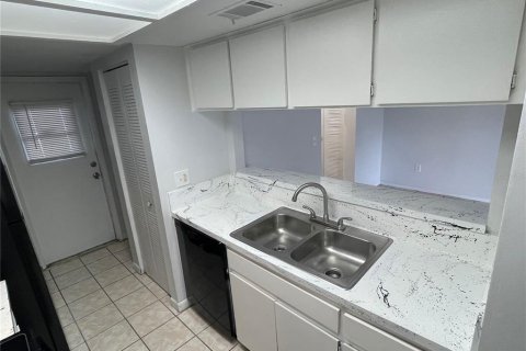 Townhouse in Tampa, Florida 2 bedrooms, 99.31 sq.m. № 1888555 - photo 4