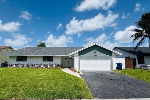 Villa ou maison à vendre à Lauderhill, Floride: 4 chambres, 211.17 m2 № 1954311 - photo 1