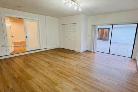 Villa ou maison à vendre à Lauderhill, Floride: 4 chambres, 211.17 m2 № 1954311 - photo 17