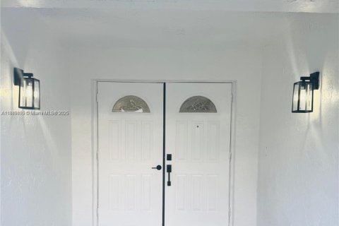 Villa ou maison à vendre à Lauderhill, Floride: 4 chambres, 211.17 m2 № 1954311 - photo 4