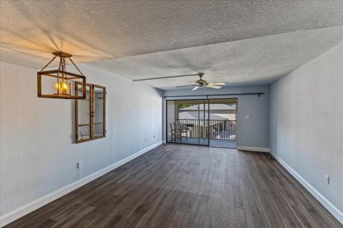 Condo in New Smyrna Beach, Florida, 2 bedrooms  № 2393532 - photo 8