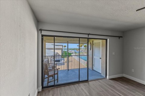Condo in New Smyrna Beach, Florida, 2 bedrooms  № 2393532 - photo 9