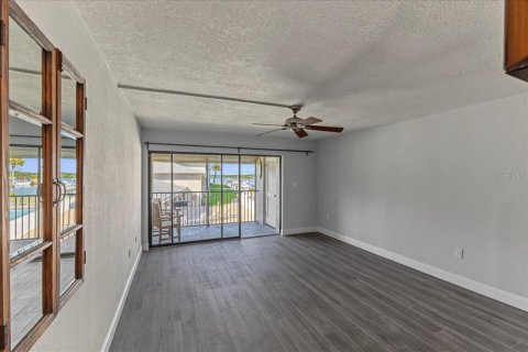 Condo in New Smyrna Beach, Florida, 2 bedrooms  № 2393532 - photo 4