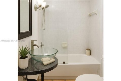 Condominio en venta en Miami Beach, Florida, 1 dormitorio, 82.5 m2 № 2034248 - foto 9