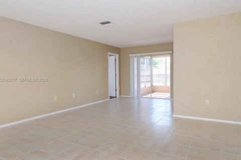 Villa ou maison à louer à Bradenton, Floride: 3 chambres № 2386855 - photo 9