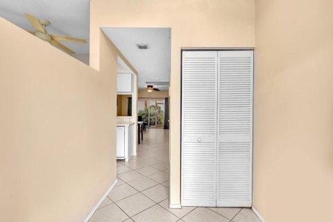Touwnhouse à vendre à Margate, Floride: 2 chambres, 103.12 m2 № 2435469 - photo 3
