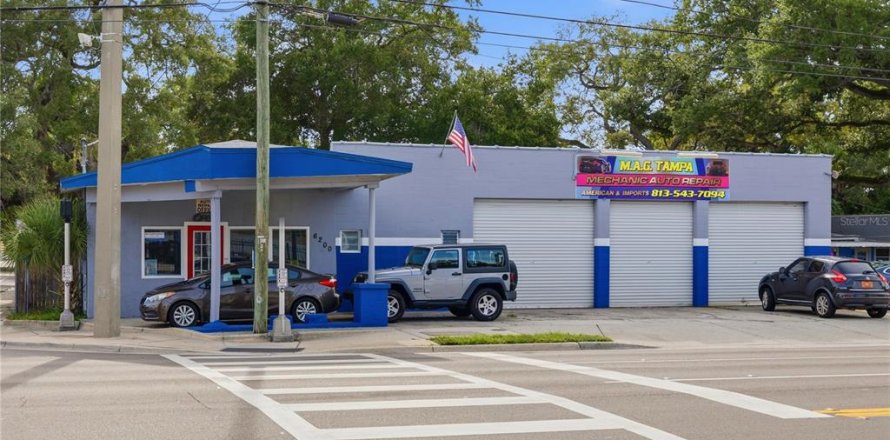 Commercial property in Tampa, Florida 372.17 sq.m. № 2202414