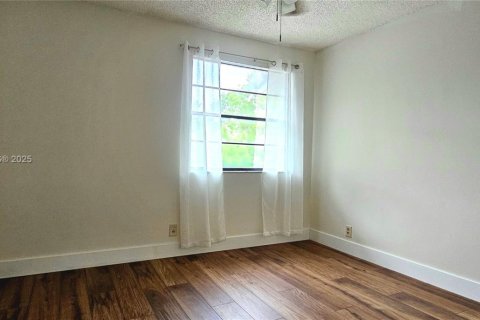 Condo in Coral Springs, Florida, 2 bedrooms  № 1768870 - photo 10