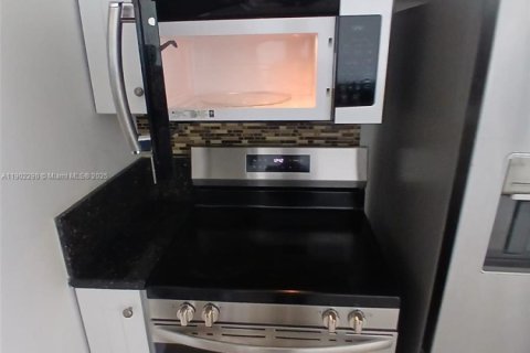 Apartment in Miami, Florida 1 bedroom, 69.68 sq.m. № 1953757 - photo 10