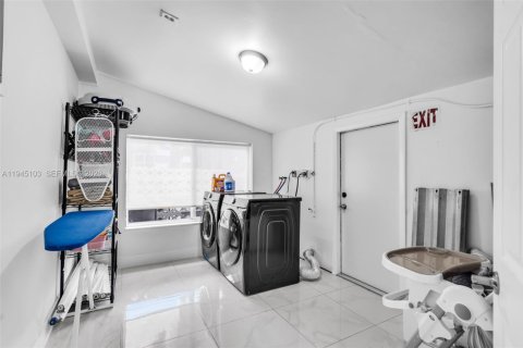 Casa en venta en Hollywood, Florida, 4 dormitorios, 163.51 m2 № 2001462 - foto 28