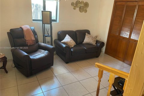 Casa en venta en Miami, Florida, 3 dormitorios, 208.94 m2 № 1985766 - foto 3