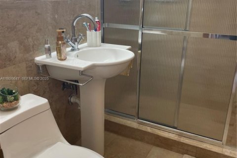 Casa en venta en Miami, Florida, 3 dormitorios, 208.94 m2 № 1985766 - foto 10